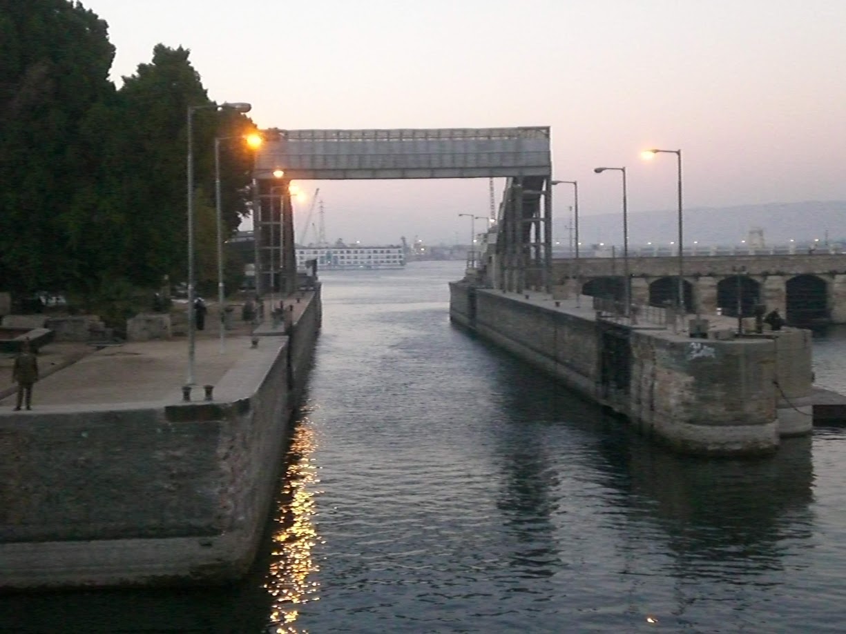<p>Prima colazione. Di buon mattino visita dei Templi di Karnak, rientro alla motonave e pranzo. Inizio della navigazione verso Esna e passaggio della chiusa.&nbsp;Cena&nbsp;e pernottamento.</p>