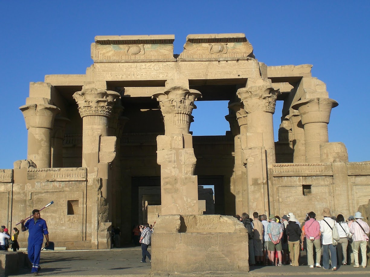 <p>Prima colazione a bordo. Al mattino visita al tempio di Horus ad Edfu. Navigazione verso Kom Ombo.&nbsp;Pranzo a bordo.&nbsp;Nel pomeriggio visita ai Templi dedicati a Sobek ed a Haroeris. Navigazione verso Aswan.&nbsp;Cena&nbsp;e pernottamento.<br />
&nbsp;&nbsp;&nbsp; **** festa speciale notturna al bar della motonave: &quot;Galabya Party&quot;****</p>
