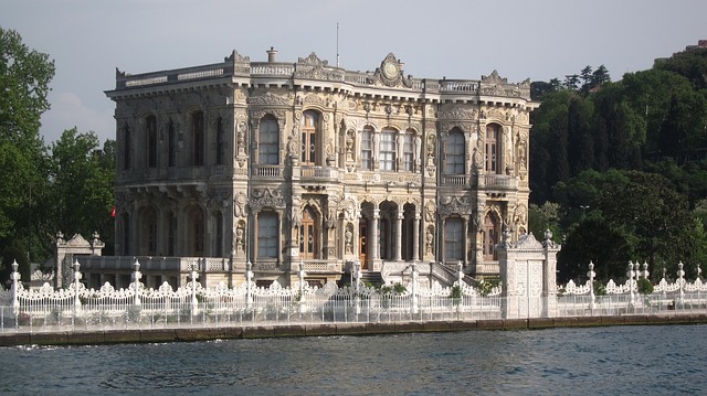 <p>Prima colazione in hotel. Al mattino, inizeremo con mezza giornata di visita “<strong>BIZANTINA</strong>”: Cominceremo visitando la <strong>Moschea di Solimano</strong>, considerata la più bella delle moschee imperiali di Istanbul, costruita tra il 1550 e il 1557 da Sinan, l’architetto capo dell'età d'oro ottomana. Poi ci dirigeremo verso le antiche <strong>mura di Costantinopoli</strong>, attualmente Porta di Mevlana, costruite dall'imperatore Teodosio II nell'anno 413. Queste mura solide, alte diversi piani e spesse tra i tre e sei metri, proteggevano la città dagli attacchi dei goti, bulgari, russi, arabi e turchi. Le mura sono state superate solo in due occasioni, dai crociati nel 1204 e da Mehmet "Il Conquistatore" nel 1453. Successivamente, visiteremo il <strong>Monastero della Vergine della Fonte</strong>. Secondo gli storici Procopio e Cedrenus, la chiesa fu costruita originariamente dall'imperatore Giustiniano negli ultimi anni del suo regno, vicino a una fonte di acqua precedentemente nota come "fonte dei miracoli", situata fuori dalle mura di Teodosio II, in corrispondenza dell'attuale Porta di Silivri. La visita termina a <strong>Eminönü</strong>, un tempo principale accesso alla città, ora una zona molto frequentata che è ora sede del “<strong>Mercato egiziano</strong>”, chimato anche come "Bazaar delle spezie".</p>
<p>Pranzo libero e pomeriggio a disposizione per esplorare la città, o potrete partecipare all'escursione facoltativa “<strong>Bósforo</strong>” proposta dalla nostra guida.</p>
<p>Cena libera e pernottamento.</p>