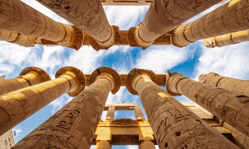 <p>Di buon mattino dopo la colazione, si parte per una giornata che lascia senza fiato: la visita ai maestosi Templi di Karnak e Luxor, autentici capolavori dell&rsquo;arte sacra egizia.<br />
Si prosegue verso la leggendaria necropoli di Tebe con la Valle dei Re, il suggestivo Tempio di Hatshepsut e i solenni Colossi di Memnone, silenziosi guardiani del tempo.<br />
Pranzo a bordo e inizio della navigazione verso Esna, con il caratteristico passaggio della chiusa,&nbsp;questa meraviglia dell'ingegneria idraulica, rappresenta un punto cruciale per la navigazione sul fiume pi&ugrave; lungo del mondo.&nbsp;Cena e pernottamento in navigazione.</p>