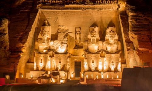 <p>Colazione a bordo e possibilit&agrave; di partecipare all&rsquo;escursione facoltativa ad Abu Simbel, per ammirare i colossali templi di Ramses II, uno dei siti pi&ugrave; emozionanti al mondo.<br />
Trasferimento in aeroporto e volo per Il Cairo. All&rsquo;arrivo, trasferimento in hotel. Cena e pernottamento.</p>

<p><strong>Per chi partecipa all'escursione, la&nbsp;Colazione ed il Pranzo</strong> potrebbero essere al sacco in base all'operativo del volo interno.</p>

<p>&nbsp;</p>