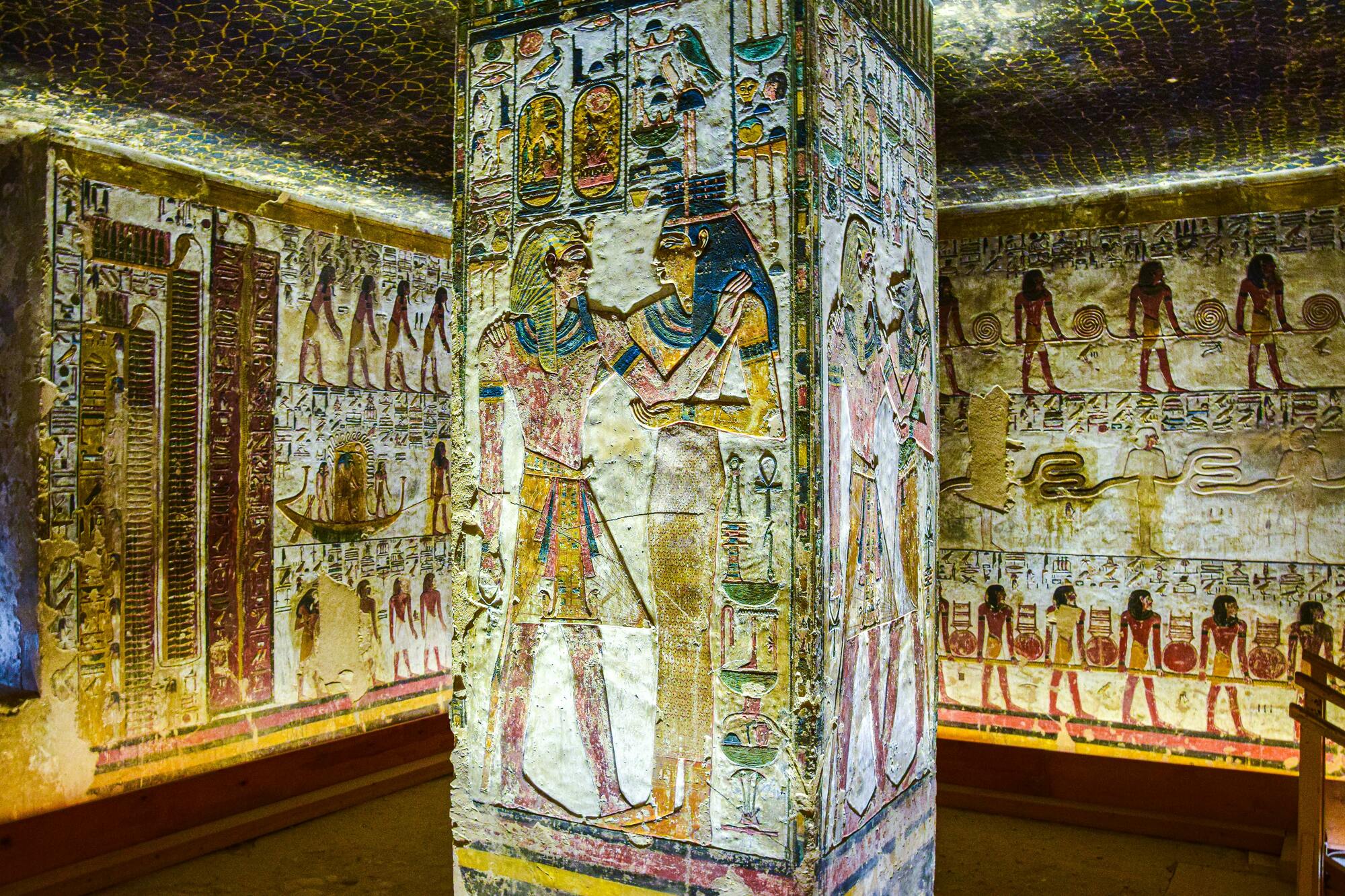 <p>Dopo la prima colazione, partenza alla volta di Sohag (3 ore circa di trasferimento);&nbsp;visiteremo il tempio pi&ugrave; bello,&nbsp;il tempio di Abydos Seti I.&nbsp;Terminata la visita, proseguimento verso&nbsp;Dandera (circa 3 ore di trasferimento) dove si trova il tempio di Hathour, uno dei templi meglio conservati di tutto l'Egitto. Sosta per il pranzo ed &egrave; la volta del tragitto verso Luxor (3 ore circa di trasferimento). Pernottamento in hotel.</p>