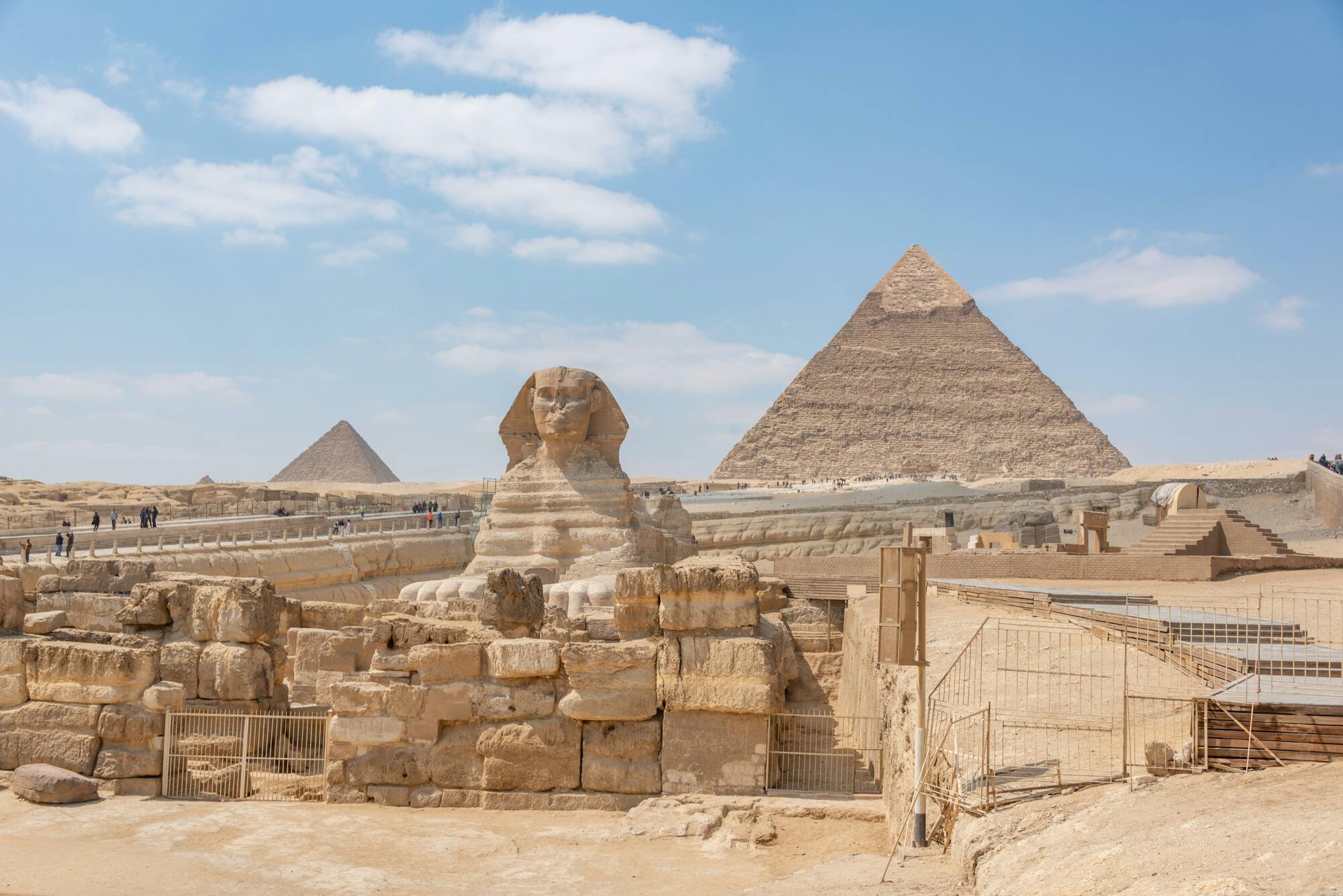 <p>Dopo la&nbsp;<strong>prima colazione</strong>&nbsp;visita delle celeberrime piramidi di Giza e dell'enigmatica Sfinge. Dopo il&nbsp;<strong>pranzo&nbsp;</strong>proseguimento della visita a Memphis e Saqqara con la visita alla Piramide rossa &ldquo; Dahshour&rdquo;; e` compresa&nbsp;l'entrata gratuita alla piramide di Dahshur.&nbsp;<strong>Cena</strong>&nbsp;e pernottamento.</p>