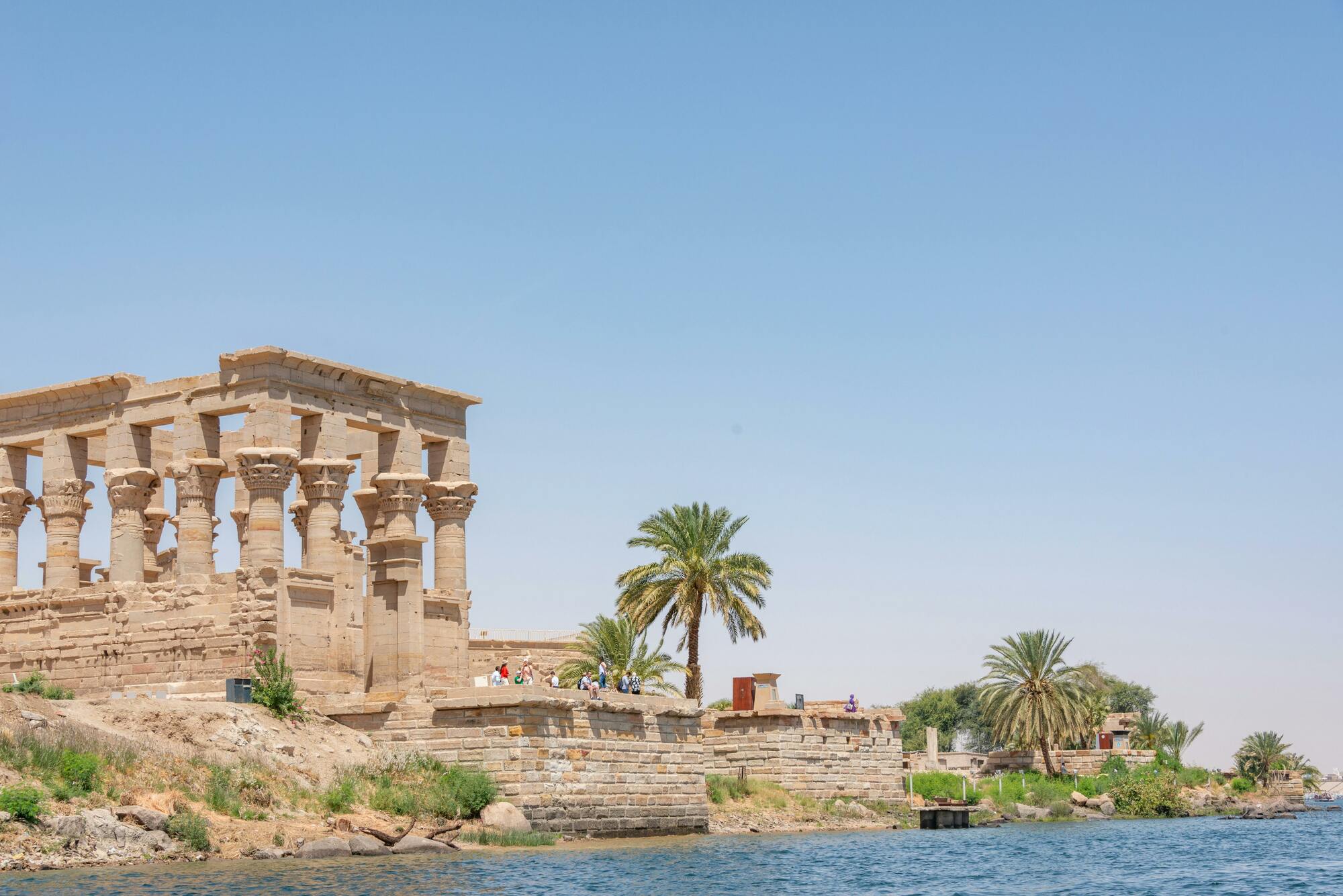 <p>Prima colazione a bordo. Al mattino visita al tempio di Horus ad Edfu. Navigazione verso Kom Ombo.&nbsp;Pranzo a bordo.&nbsp;Nel pomeriggio visita ai Templi dedicati a Sobek ed a Haroeris. Navigazione verso Aswan.&nbsp;Cena&nbsp;e pernottamento.<br />
&nbsp;&nbsp;&nbsp; **** festa speciale notturna al bar della motonave: "Galabya Party"****</p>