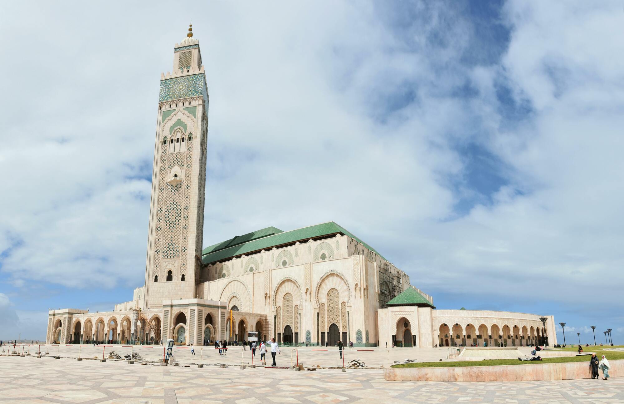 <p>In seguito alla prima colazione in hotel, il Tour dedicher&agrave; questa sua giornata alla visita di Beni Hassan e Tell El Amarna. Per prima cosa, accederemo al complesso della Necropoli di Beni Hassan, composta da 900 sepolcri circa che risalgono alla XI e XII dinastia. Dopodich&eacute;, procederemo in direzione di Tell El Amarna, luogo dove il faraone Akhenaton pose la nuova capitale d&rsquo;Egitto, abbandonando cos&igrave; Menfi. Qui apprezzeremo alcune preziose tombe di abitanti nobili e reali. Terminata la giornata, torneremo in hotel per la cena e il pernottamento.</p>
